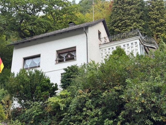 Einfamilienhaus mit Aussicht und großzügigem Waldgrundstück