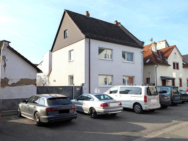 Einfamilienhaus mit Anbau, Doppelgarage und Stellplätzen