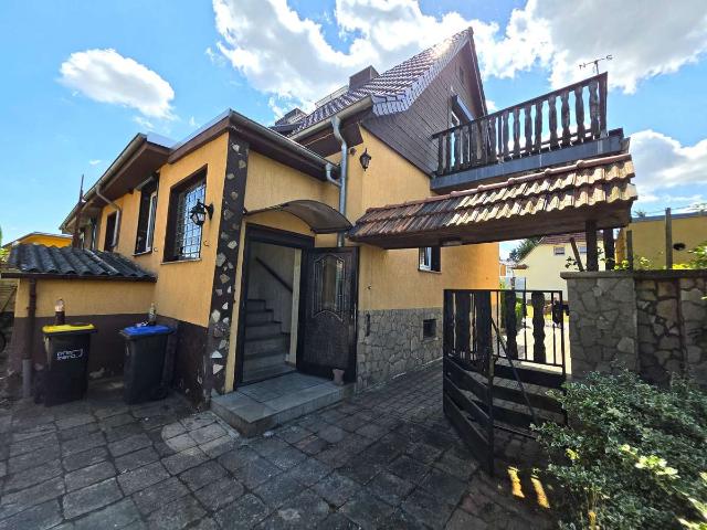 Einfamilienhaus mit Balkon, Garage, Nebengebäude und Garten in Erdeborn