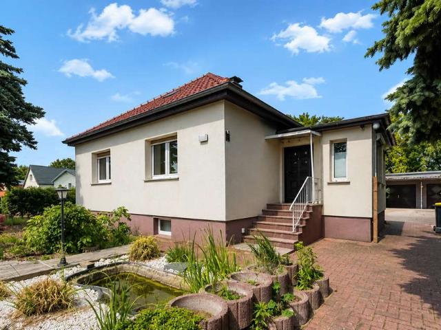 Einfamilienhaus mit Baulandreserve und Garagen in Sachsenhausen