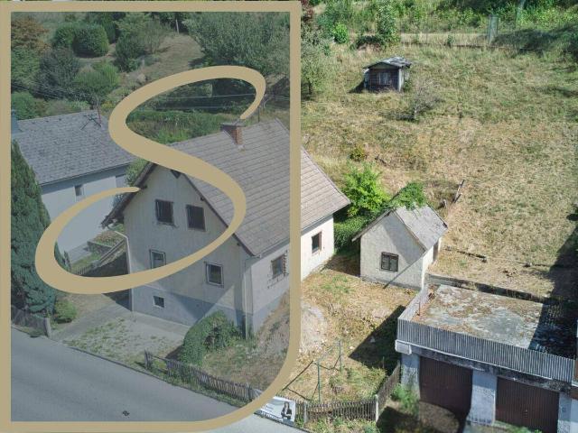 Einfamilienhaus mit begonnenem Ausbau und zwei Garagen!