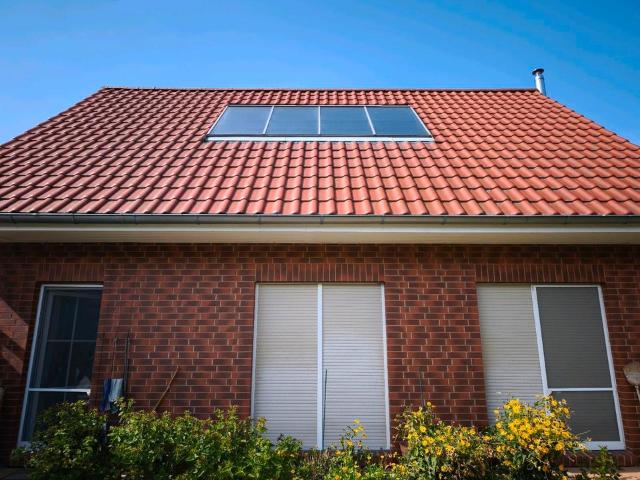 Einfamilienhaus mit Carport Doppelgarage, großem Garten und Pool