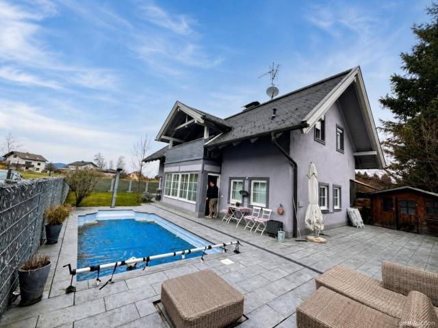 Einfamilienhaus mit Carport und Pool