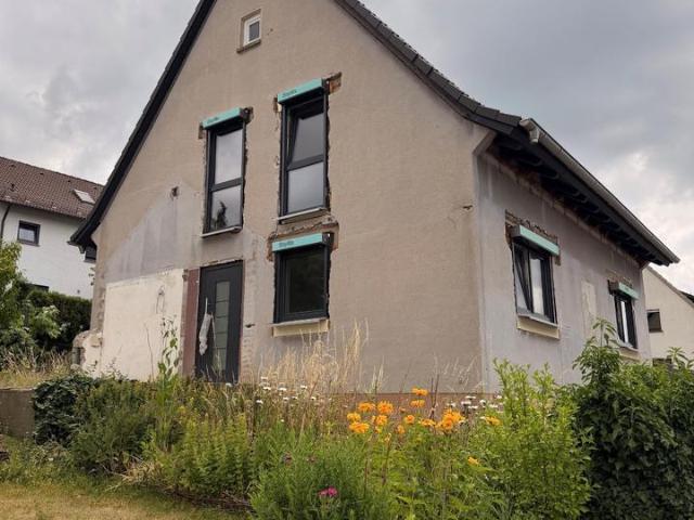 Einfamilienhaus mit Doppelg. Teilrenoviert mit großem Potenzial