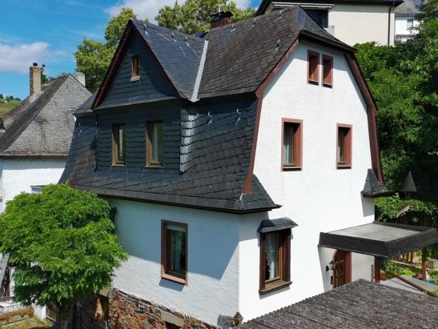 Einfamilienhaus mit Doppelgarage und Garten