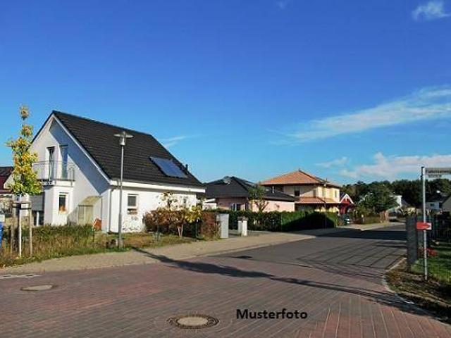 Einfamilienhaus mit Doppelgarage und Pool