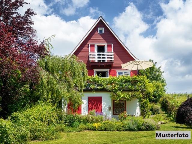 Einfamilienhaus mit Doppelgarage auf großem Grundstück