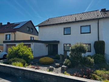 Einfamilienhaus mit Doppelgarage & Garten
