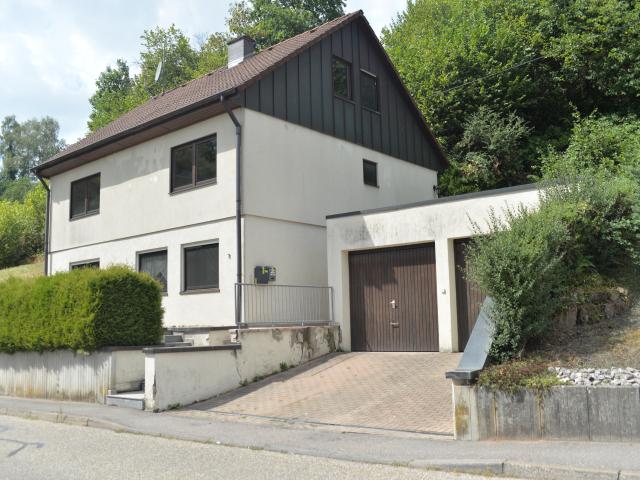 Einfamilienhaus mit Doppelgarage in idyllischer Ortsrandlage