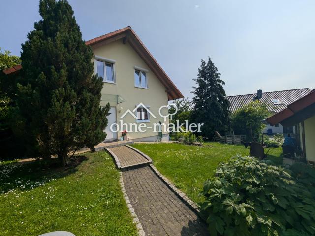 Einfamilienhaus mit Doppelgarage mit großem Garten