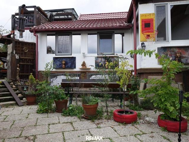 Einfamilienhaus mit drei eigenständigen oder zusammenlegbaren Wohnungen und einzigartigem Erlebnisgarten
