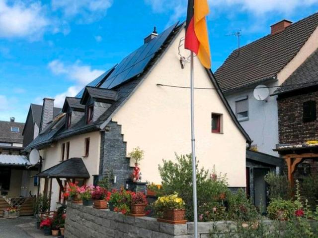 Einfamilienhaus mit einer massiv gebauten Scheune und Terrasse