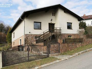Einfamilienhaus mit eingezäuntem Garten und Garage in absoluter Ruhelage am Waldesrand
