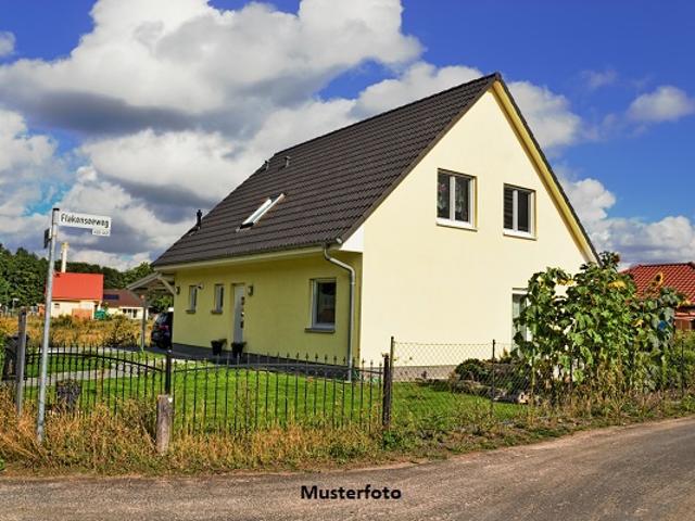 Einfamilienhaus mit Einlieger, Doppelcarport, Garage