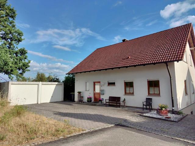 Einfamilienhaus mit Einliegerbereich und 2 Garagen