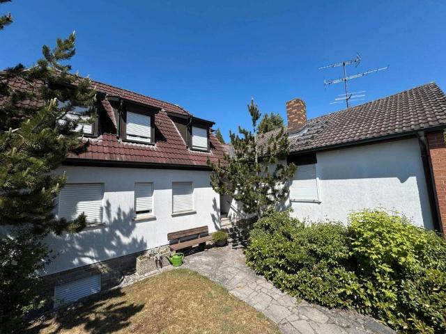 Einfamilienhaus mit Einliegerwohnung, Anbau und großem Grundstück