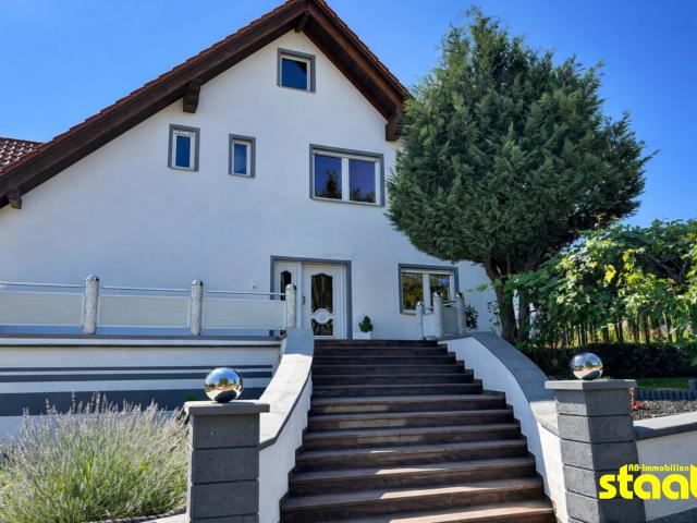 Einfamilienhaus mit Einliegerwohnung, Garage & traumhaftem Garten