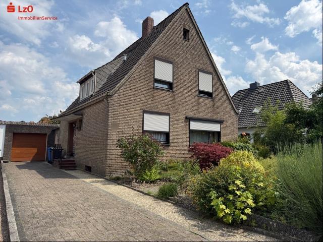 Einfamilienhaus mit Einliegerwohnung, Garage und Garten