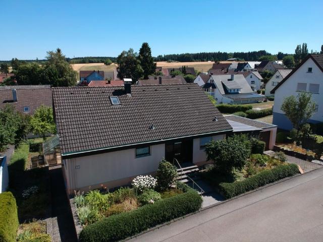 Einfamilienhaus mit Einliegerwohnung, Garage und schönem Garten