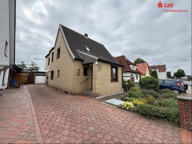 Einfamilienhaus mit Einliegerwohnung, großer Garage, Stellplatz und schönem Garten