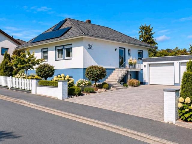 Einfamilienhaus mit Einliegerwohnung, Doppelgarage und PV Anlage