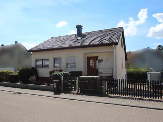 Einfamilienhaus mit Einliegerwohnung in ruhiger Lage von Gölshausen!