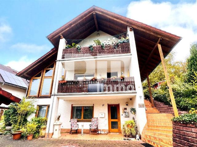 Einfamilienhaus mit Einliegerwohnung in Traumlage mit Terrasse, Naturgarten und Garage