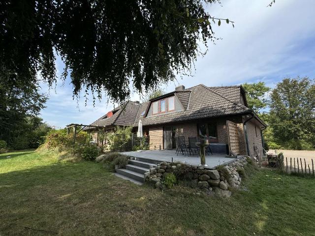 Einfamilienhaus mit Einliegerwohnung in unmittelbarer Waldnähe.