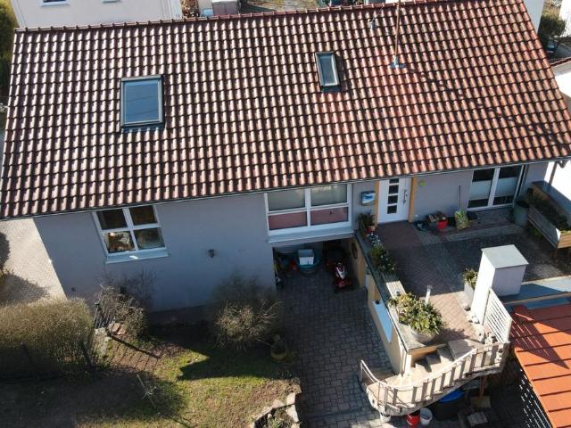 Einfamilienhaus mit Einliegerwohnung mit Holzlege und Halle