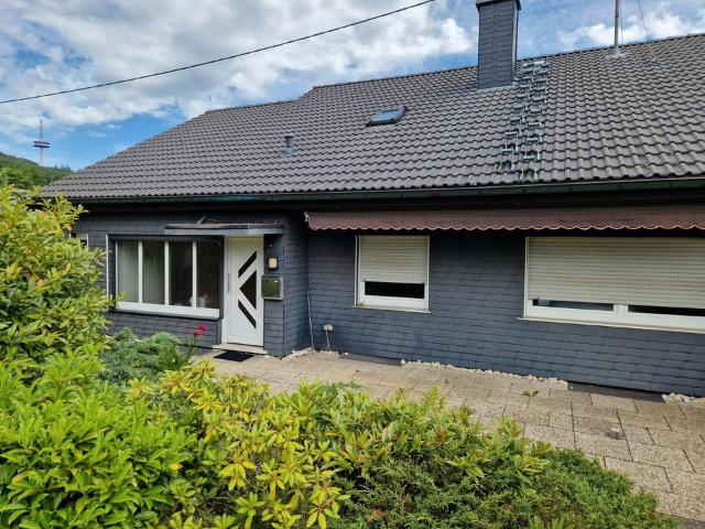 Einfamilienhaus mit Einliegerwohnung, Siegen Eisern