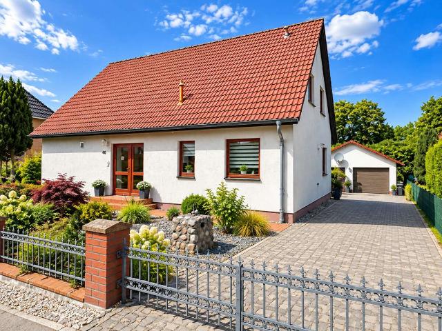Einfamilienhaus mit Einliegerwohnung und Doppelgarage in Neustrelitz