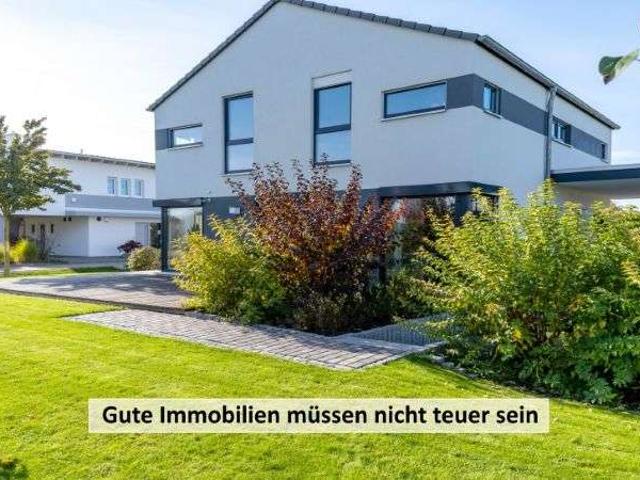 Einfamilienhaus mit Einliegerwohnung und Garagen gepflegter Zustand
