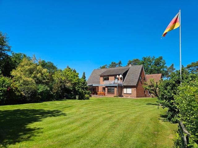 Einfamilienhaus mit Einliegerwohnung und großen Grundstück