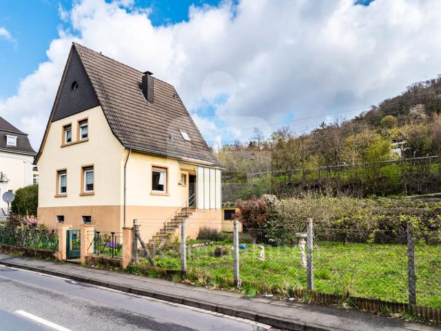 Einfamilienhaus mit einzigartigem Rheinblick und großem Gestaltungspotenzial