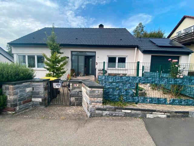 Einfamilienhaus mit ELW. PRIVATVERKAUF PROVISIONSFREI.