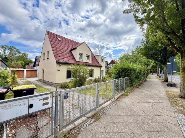 Einfamilienhaus mit Fertigteilgarage