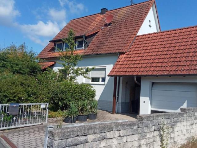 Einfamilienhaus mit Garage und Garten