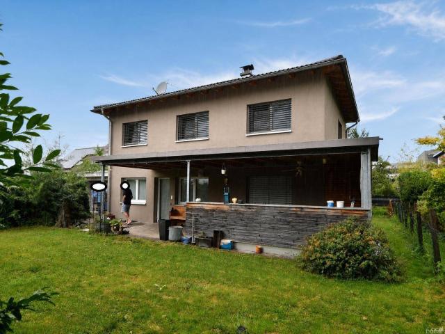 Einfamilienhaus mit Garage und Garten
