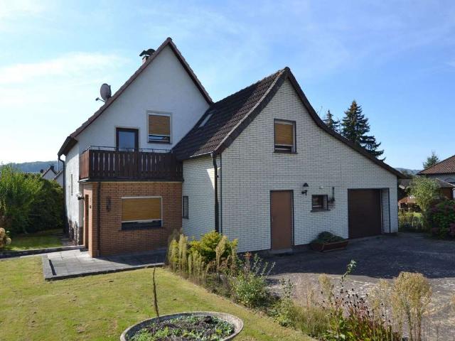 Einfamilienhaus mit Garage und großzügigem Grundstück