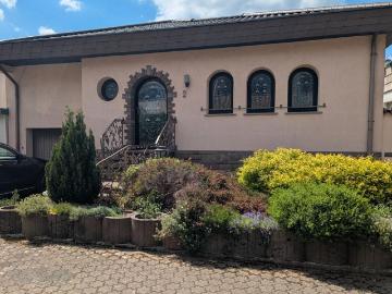 Einfamilienhaus mit Garage und Keller