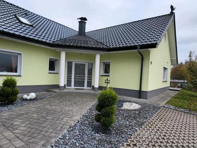 Einfamilienhaus mit Garage und interessantem Grundriss