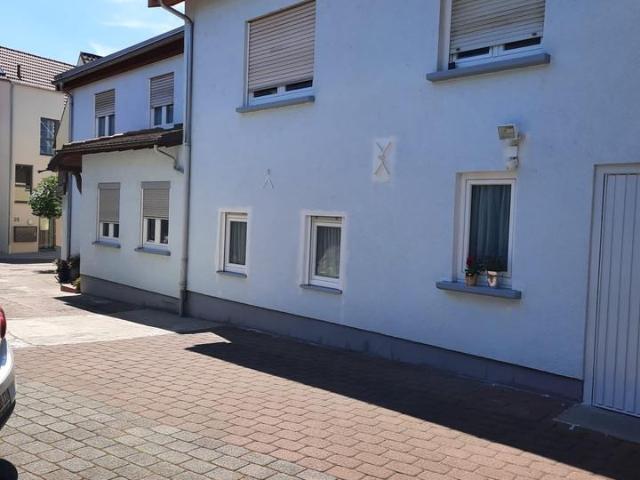 Einfamilienhaus mit Garage und Scheune