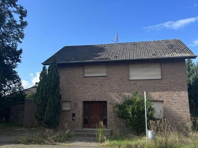Einfamilienhaus mit Garage und Schuppen
