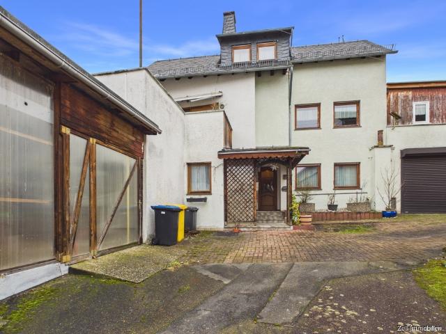 Einfamilienhaus mit Garage, Werkstatt und Einliegerwohnung in Bornich zu verkaufen