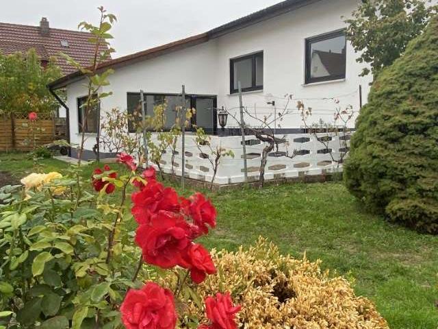 Einfamilienhaus mit Garage / Garten Werkstatt und Innenhof