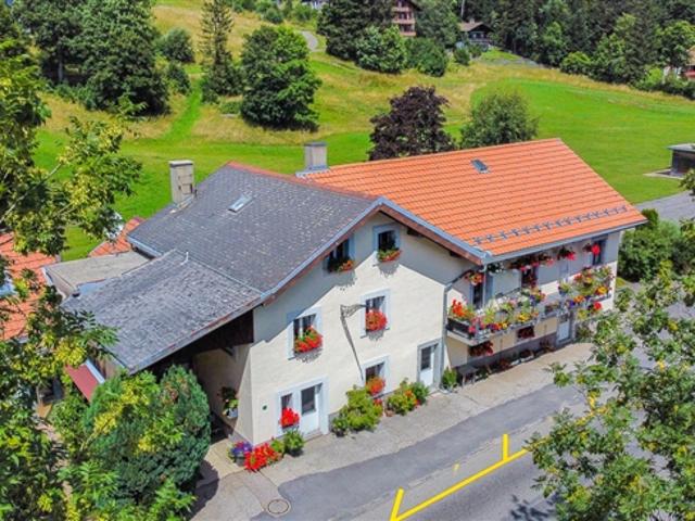 Haus mit einem Wohnraum und Garage Grossvolumig und Ausbaupotential