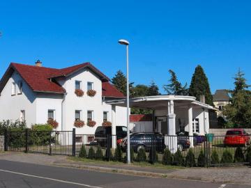 Einfamilienhaus mit Garagen & vielseitig nutzbarer Gewerbeeinheit