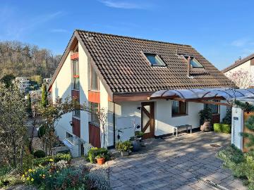 Einfamilienhaus mit Garten, Teich und viel Raum zum Leben – ruhig gelegen in Münchenstein