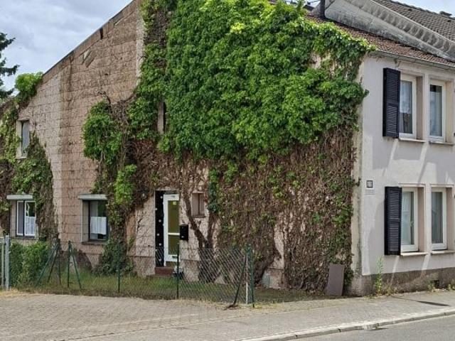Einfamilienhaus mit Garten und 2 Garagen in Saarlouis Beaumarais zu verkaufen