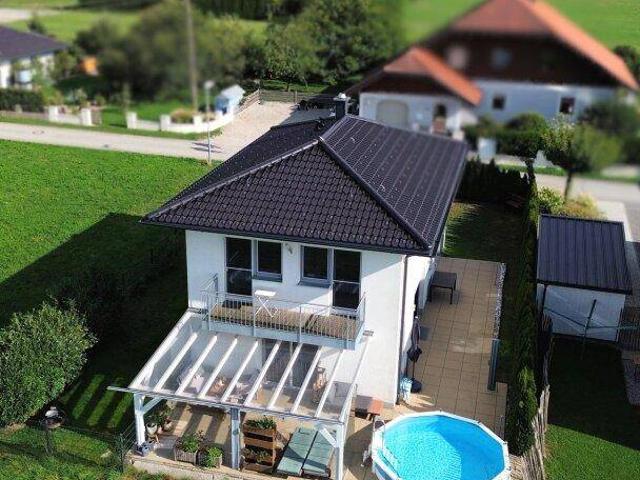Einfamilienhaus mit Garten und Carport
